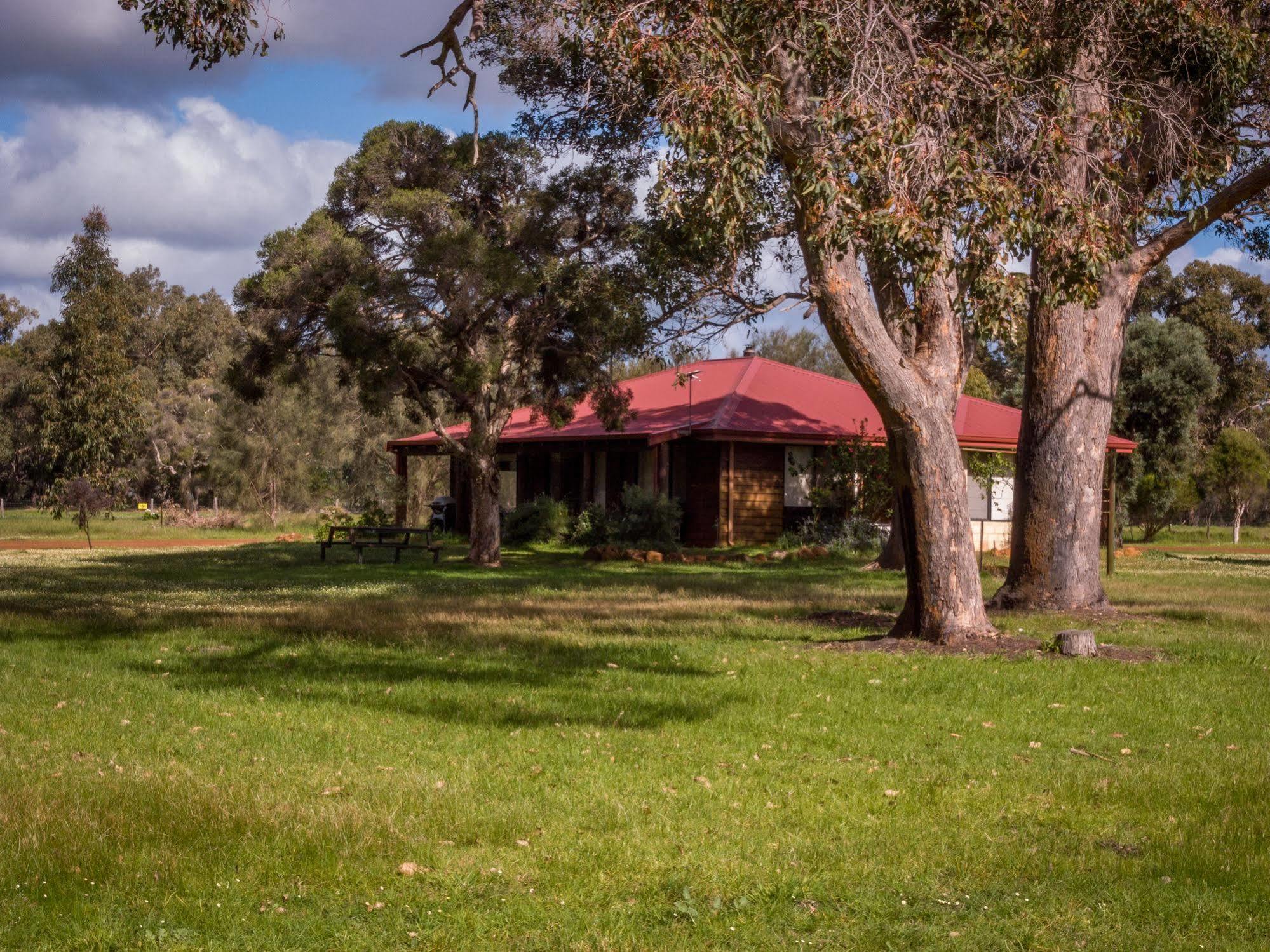 Dunsborough Rail Carriages And Farm Cottages Quindalup Экстерьер фото